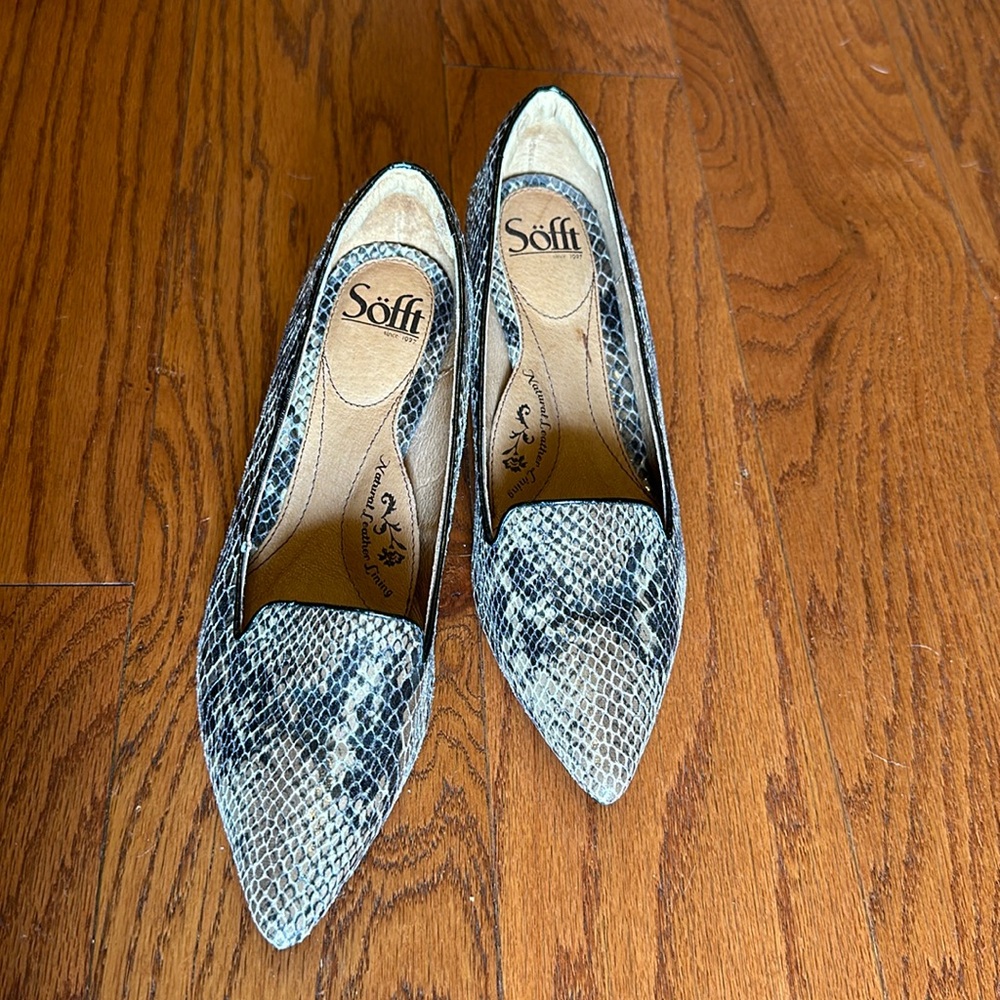 Like new Sofft Snake print heels 8M low heel easy to wear - Picture 2 of 9